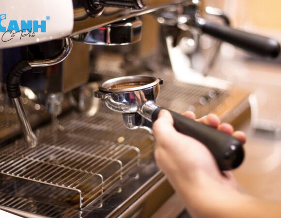 Những điều cần biết khi vệ sinh tay cầm máy pha cà phê