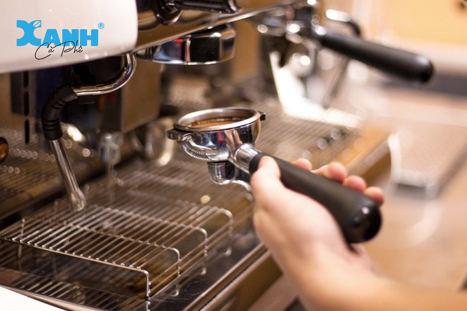 Những điều cần biết khi vệ sinh tay cầm máy pha cà phê