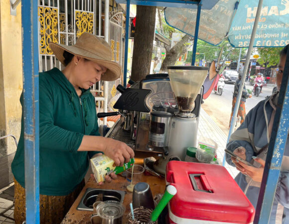 8 Năm Đồng Hành Cùng Xanh Cà Phê – Câu Chuyện Cô Hoanh Ấm Lòng Người Dùng