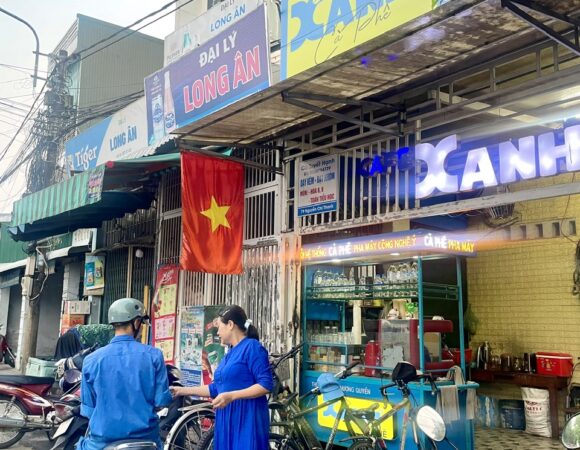 Mỗi điểm Xanh là một câu chuyện: Hành trình kinh doanh cà phê mang đi bền bỉ của cô chú Hạnh