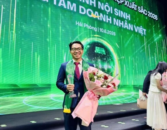 Anh Lê Văn Thương – CEO & Founder Xanh cà phê nhận giải thưởng Doanh nhân trẻ khởi nghiệp xuất sắc 2026
