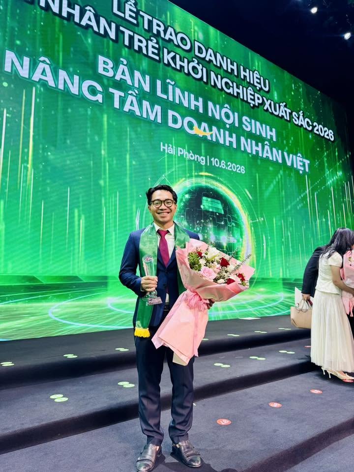 Anh Lê Văn Thương – CEO & Founder Xanh cà phê nhận giải thưởng Doanh nhân trẻ khởi nghiệp xuất sắc 2026
